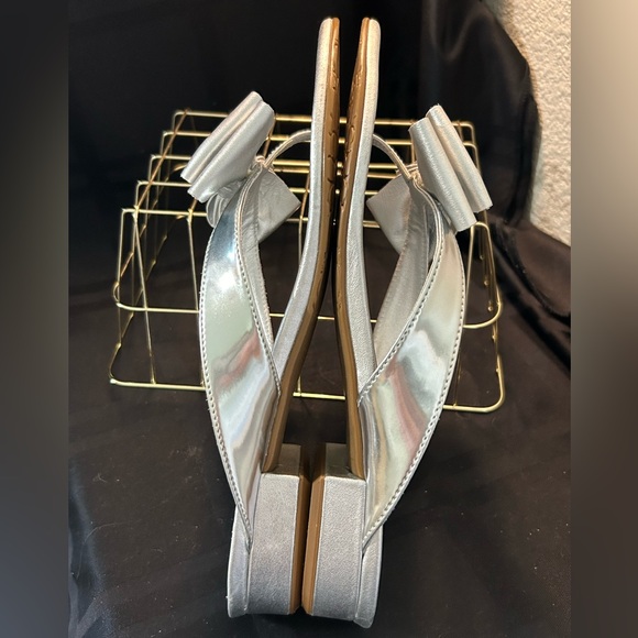 BRIGHTON ‘NELL’ SILVER METALLIC LEATHER BOW SANDAL w/Crystal Accent Sz. 7 - Picture 9 of 12